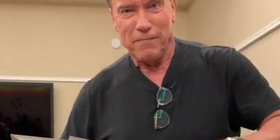 Schwarzenegger presume cuchillo más grande que el de Stallone