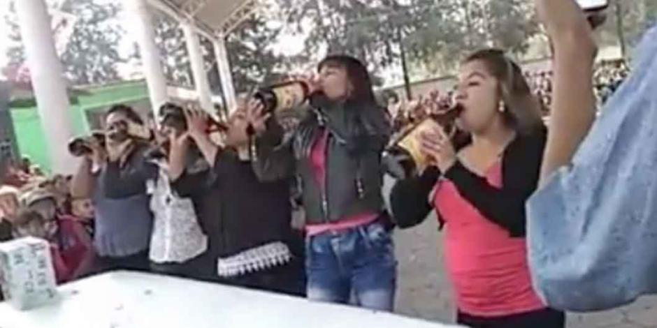 VIDEO: Mamás beben una caguama en festival para ganar una licuadora