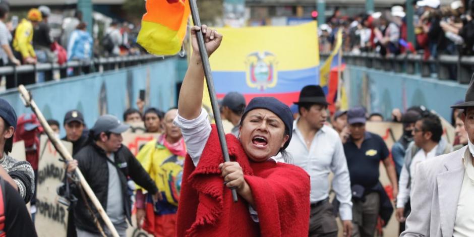 Presidente de Ecuador vuelve a Quito, que sigue en caos por protestas
