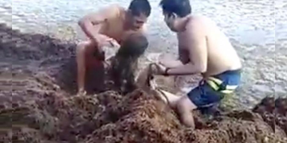 VIDEO: Rescatan a mujer que se ahogaba entre sargazo en Playa del Carmen