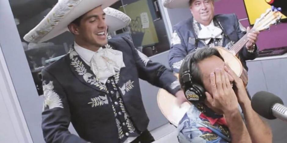 Vadhir Derbez sorprende a su padre con mariachi en programa de radio