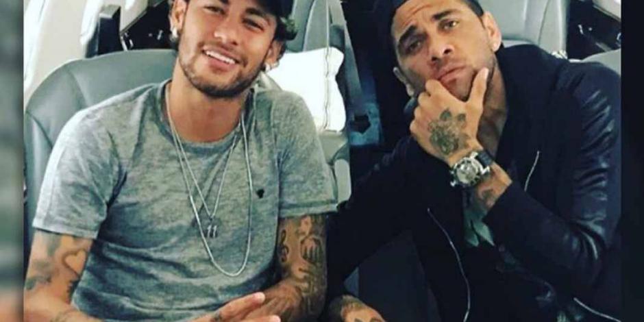 Dani Alves apuesta la Torre Eiffel a que se queda Neymar
