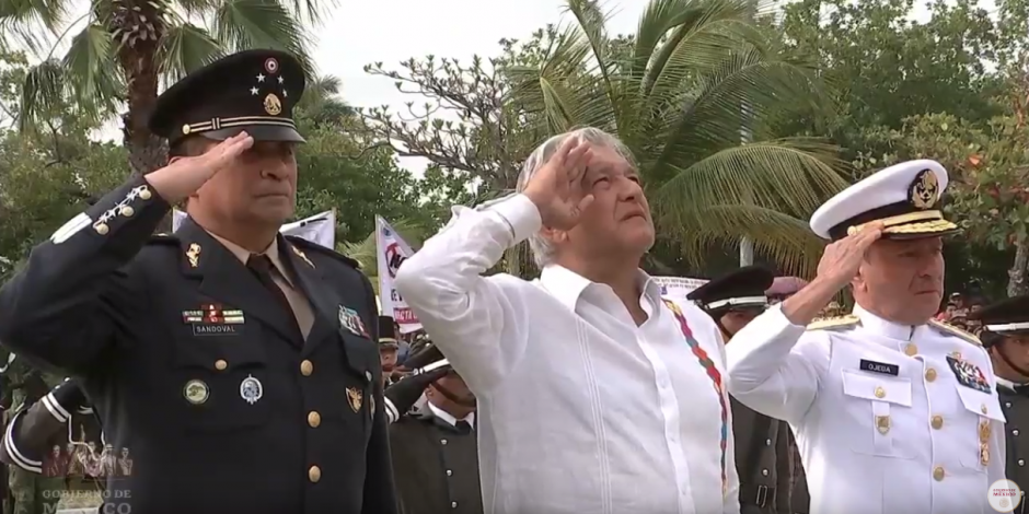 Conmemora AMLO Día de la Bandera en Chetumal