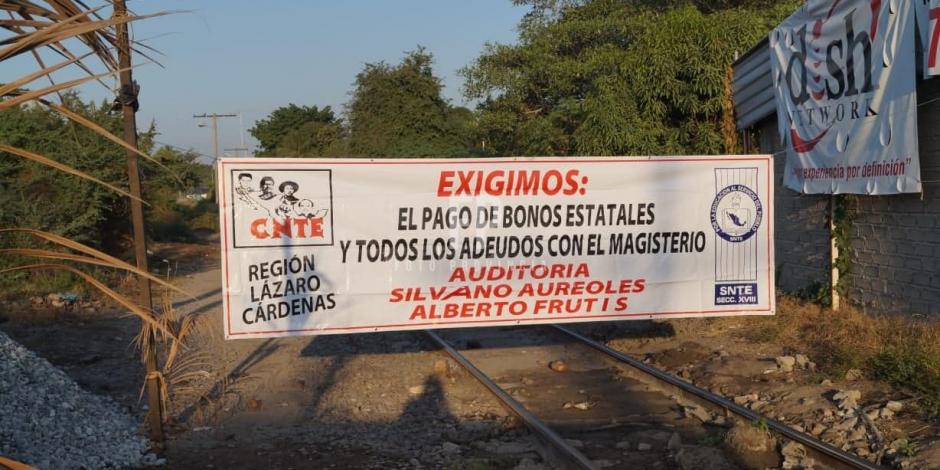Reinstala CNTE bloqueo en Uruapan; liberan vías sólo por 90 minutos