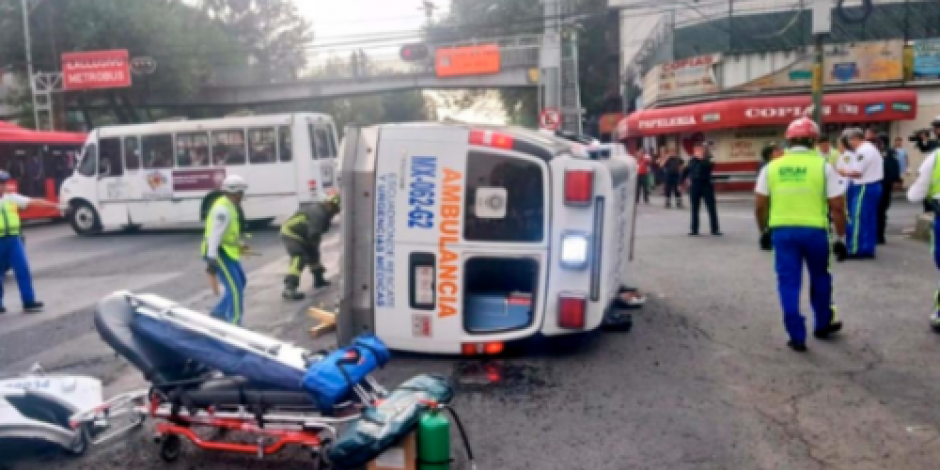 Derrapa ambulancia tras choque con tráiler en Iztacalco