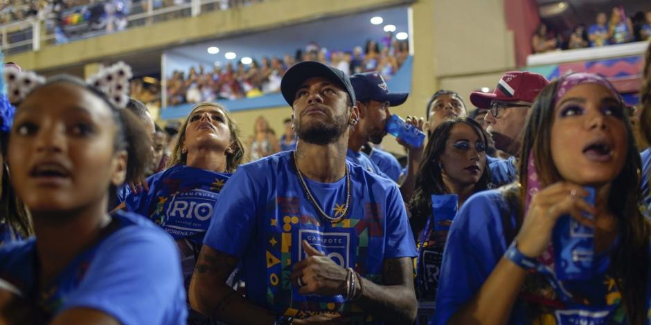 Neymar se recupera de su lesión en el carnaval de Río de Janeiro