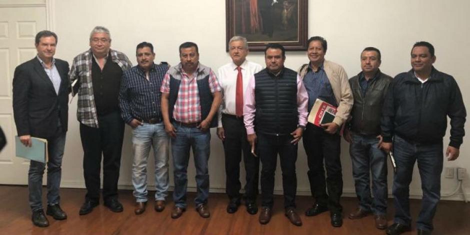 Analizan López Obrador y CNTE demandas magisteriales