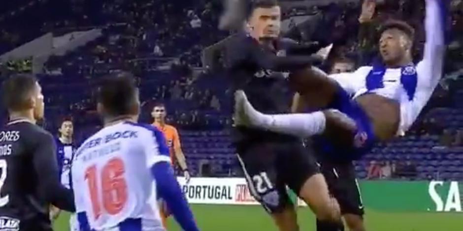 Con chilena salvaje noquea jugador del Porto a rival (VIDEO)
