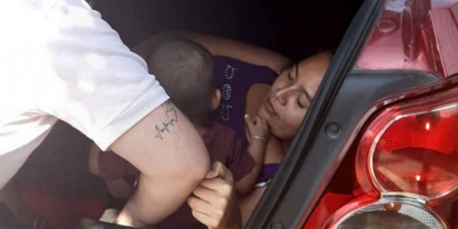Mujer se mete a cajuela del coche para espiar a su esposo