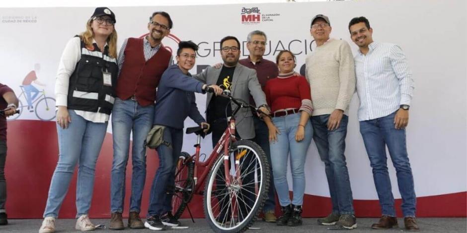 Alcalde de Miguel Hidalgo entrega bicicletas a graduados de Bici-escuelas