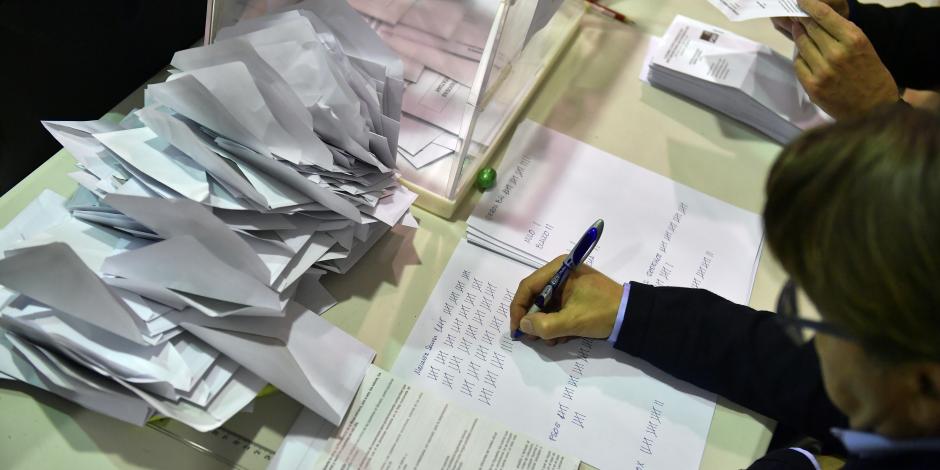 España realiza conteo electoral, PSOE se perfila como ganador