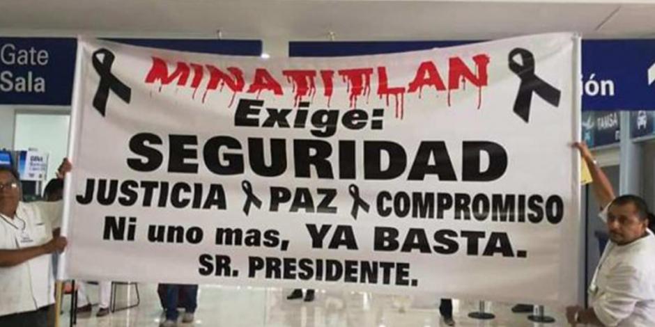 Reciben a López Obrador en Minatitlán con exigencias de justicia