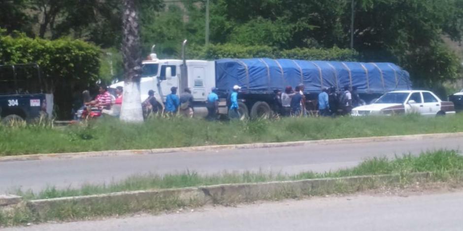 Saquean tres tráileres cargados con fertilizante en Guerrero