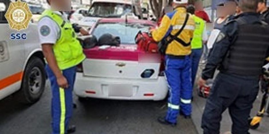 Policías ayudan a mujer a dar a luz dentro de taxi en Iztapalapa