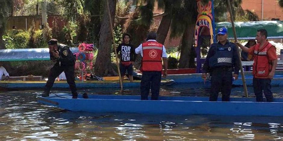 Buscan a hombre que cayó de trajinera en Xochimilco y no salió