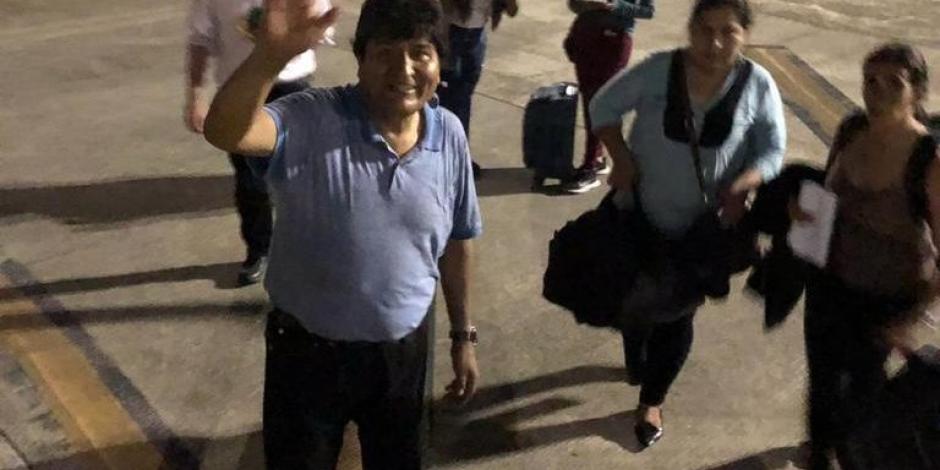 Avión en el que viaja Evo Morales hace escala técnica en Paraguay