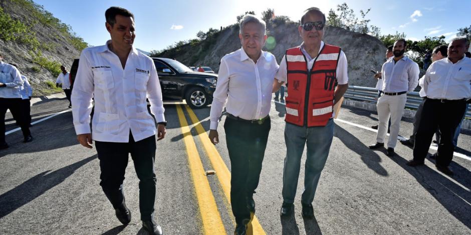 López Obrador celebra resultados con pavimentación de caminos rurales