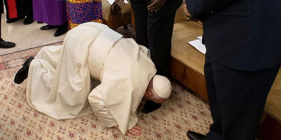 El Papa besa zapatos de líderes rivales de Sudán del Sur