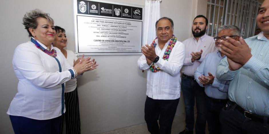 Astudillo Flores entrega más de dos mil escuelas en Guerrero