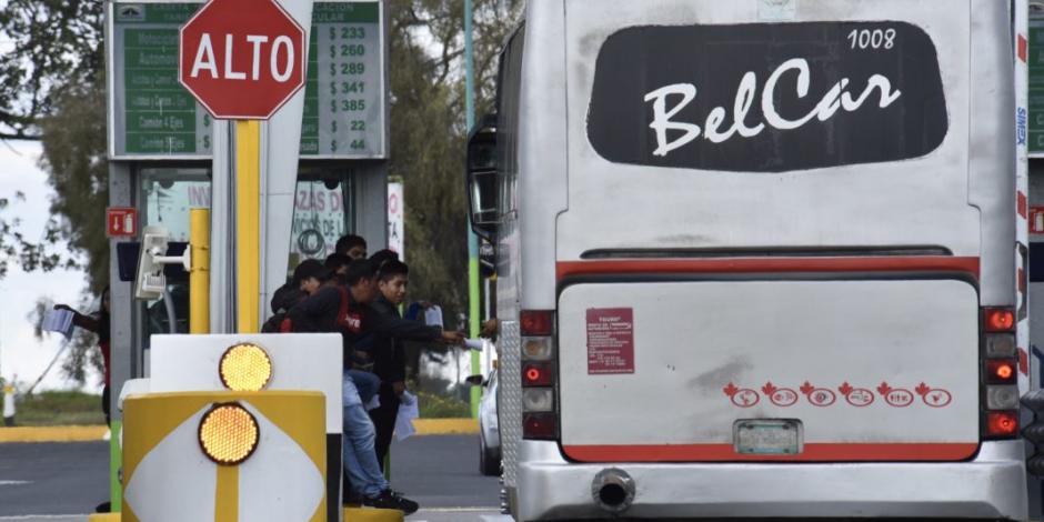 Normalistas de Tenería retienen 22 camiones y circulan sin pagar peaje