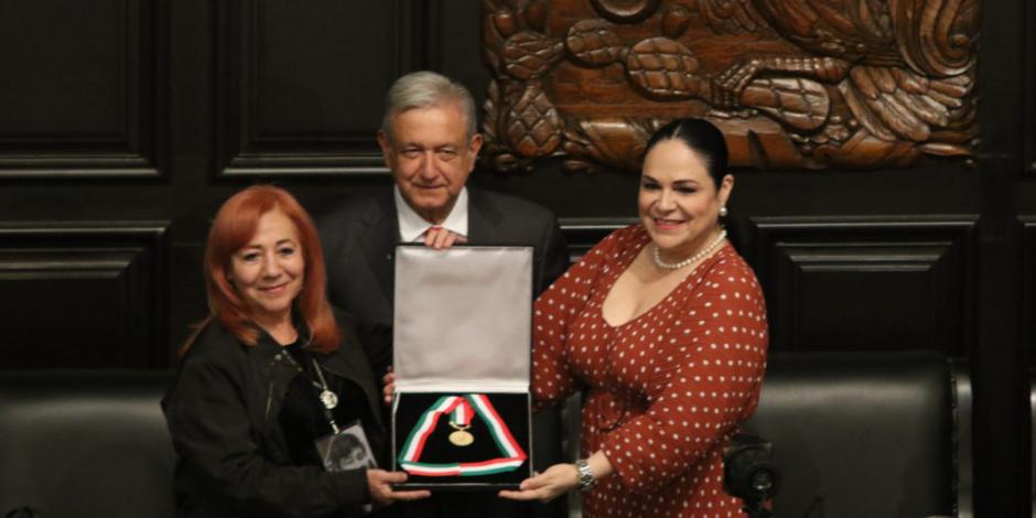 Rosario Ibarra deja custodia de Medalla Belisario Domínguez a AMLO