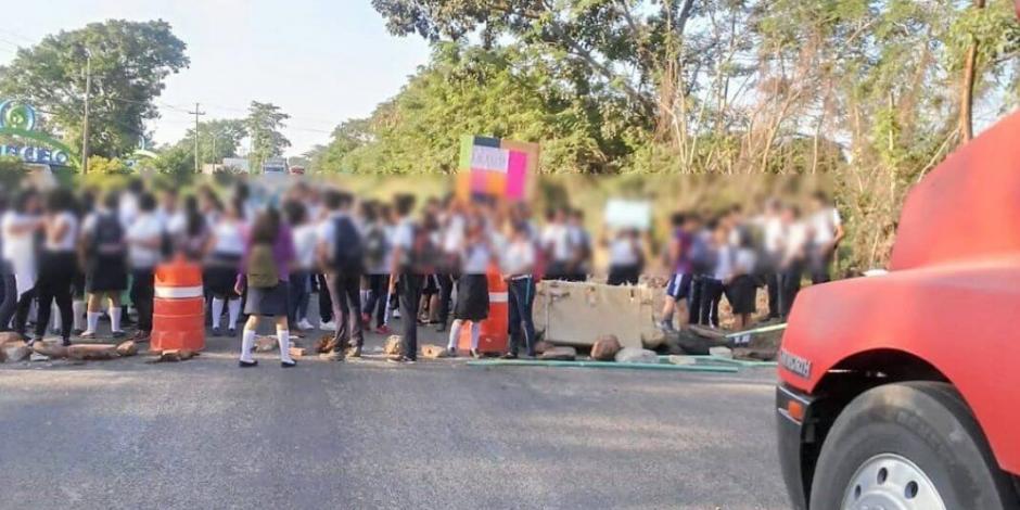 Alumnos de Tabasco bloquean carretera para exigir pago de becas