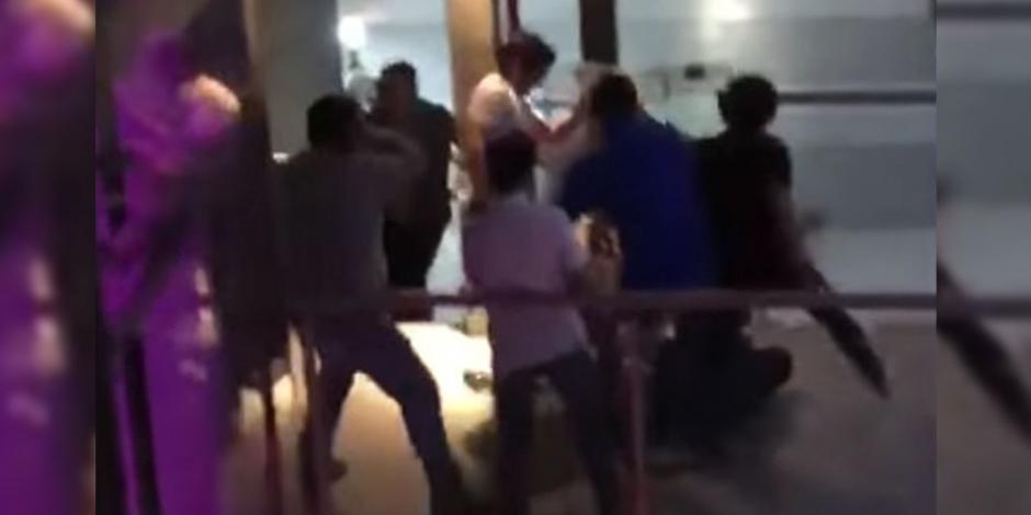 VIDEO: Batalla “fifí”, jóvenes se pelean en edificio exclusivo de SLP