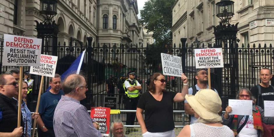 Miles de británicos salen a las calles a protestar por el cierre del Parlamento