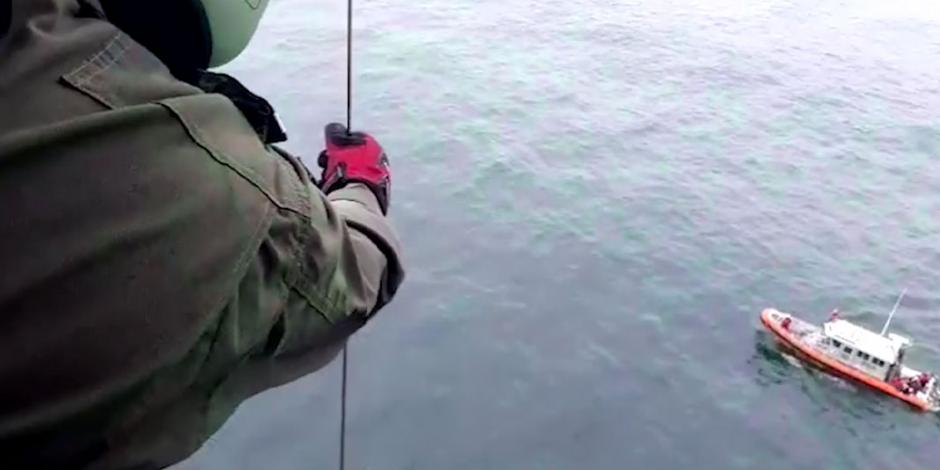 VIDEO: Rescatan a ocho personas en mar de Ensenada