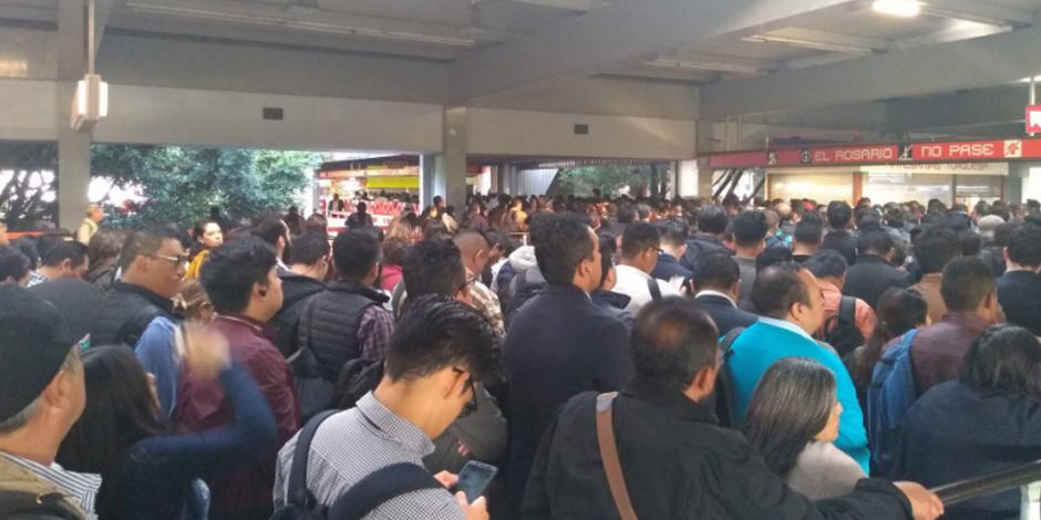 FOTOS: Reportan saturación y detención de trenes en Línea 7 del Metro
