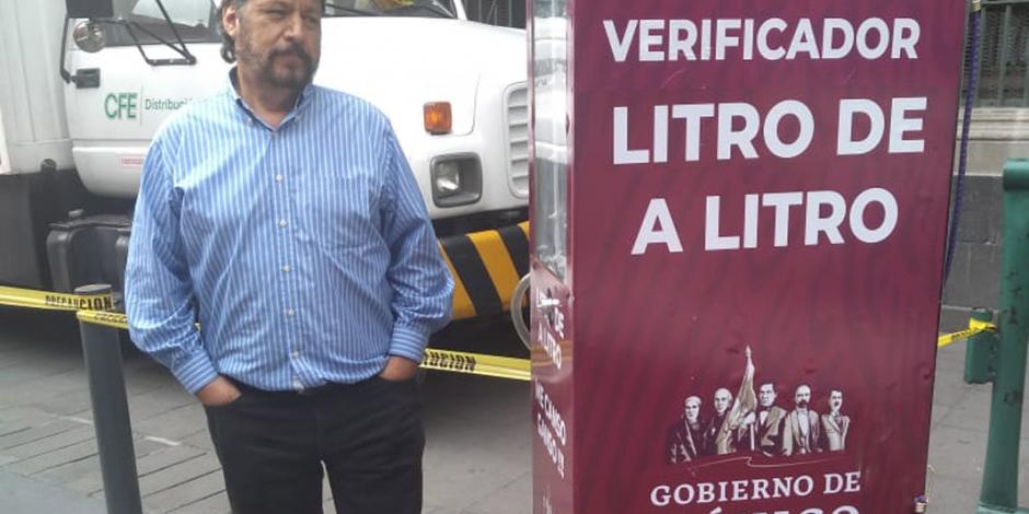 FOTOS: Ciudadano presenta a AMLO medidor de gasolina "litros de a litro"
