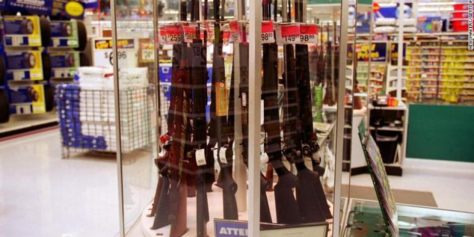 Walmart retira publicidad violenta pero mantiene venta de armas