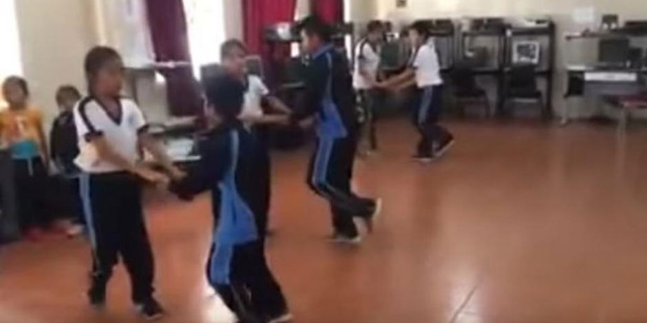 VIDEO: Maestro de Educación Física enseña a bailar cumbia a alumnos de primaria