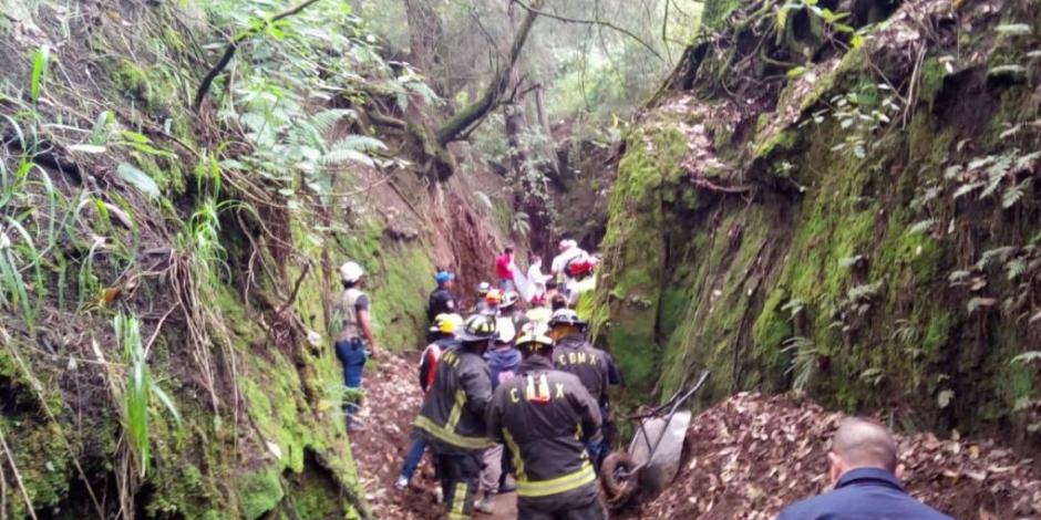 Derrumbe de barda sepulta a 2 hombres en Tlalpan y muere uno