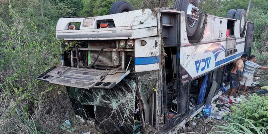 Volcadura de autobús en carretera Acapulco-Zihuatanejo deja 10 lesionados