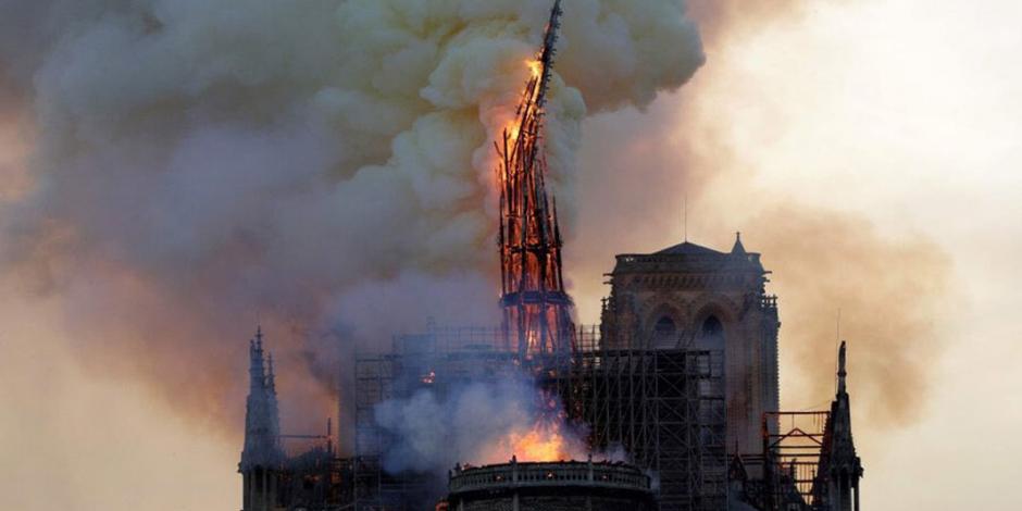 VIDEOS: Colapsa aguja de la joya gótica de la Catedral de Notre Dame