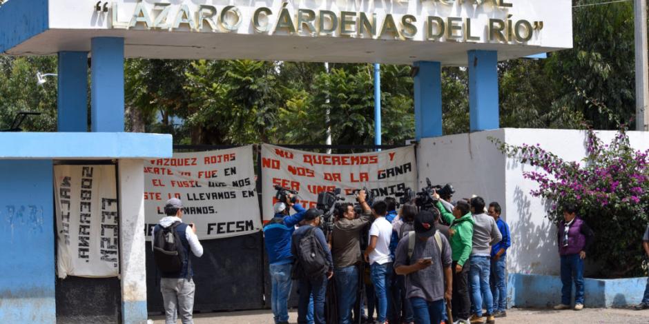 Normalistas de Tenería aceptan liberar a personas y autobuses retenidos