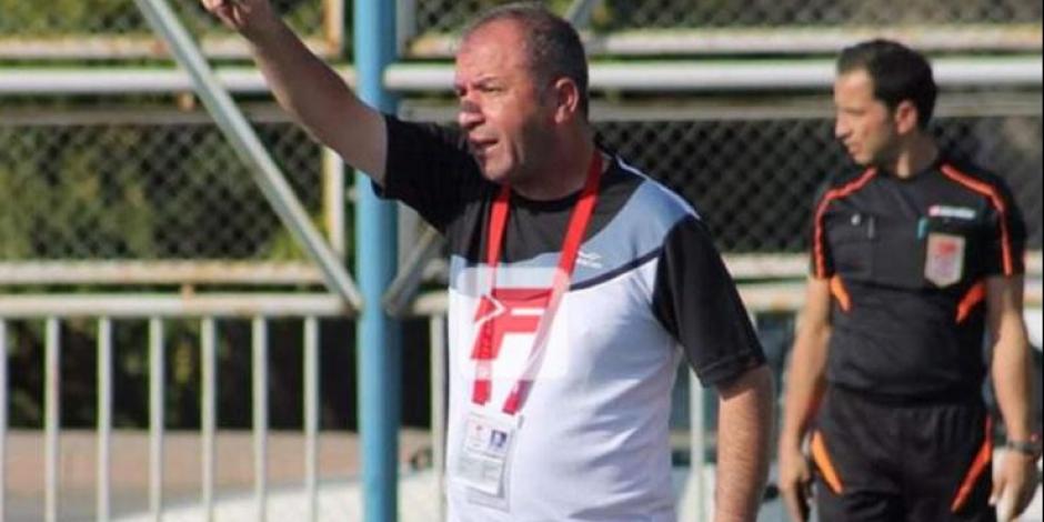 Entrenador turco cachetea a futbolistas en el vestidor