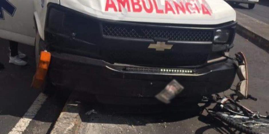 Ambulancia atropella a ciclista; testigos acusan que chofer iba ebrio