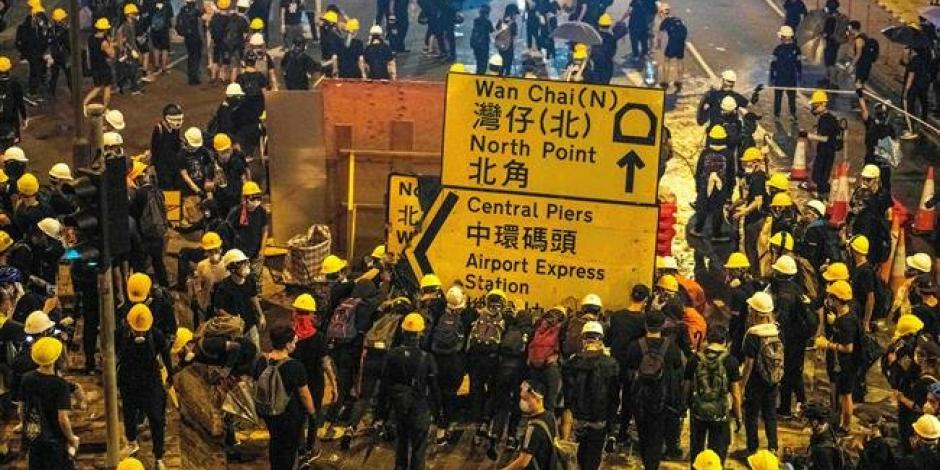 Presunta mafia china agrede a manifestantes en Hong Kong, aumenta tensión