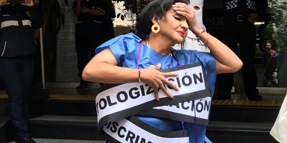 Mujeres transgénero protestan contra clínica para atenderlas en la CDMX