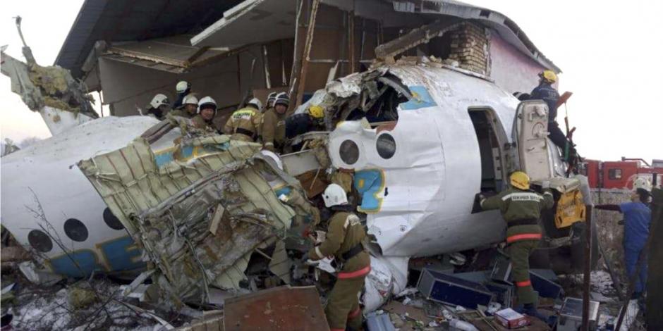 Suman 12 muertos tras accidente de avión en Kazajistán