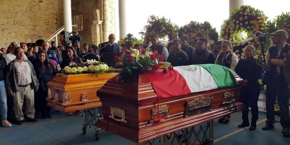 Realizan funerales del alcalde y síndico asesinados en Tlaxiaco