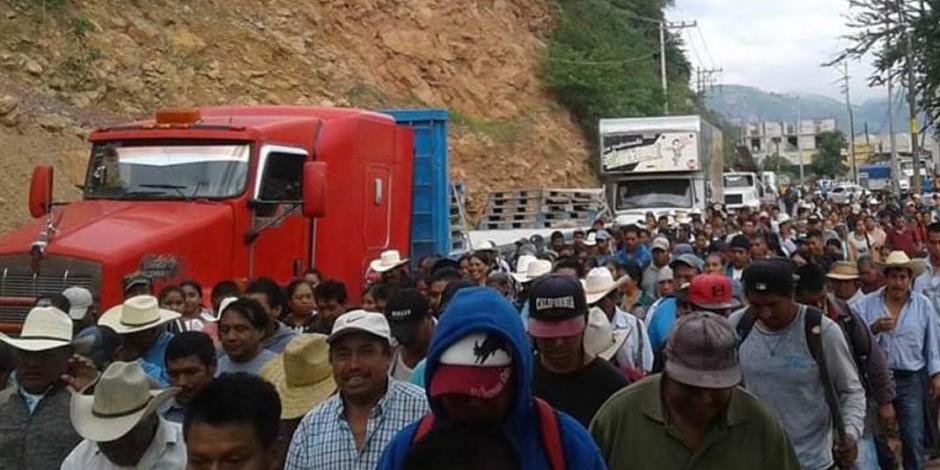 Bloquean pobladores carretera Tlapa-Chilapa; exigen la entrega de fertilizantes