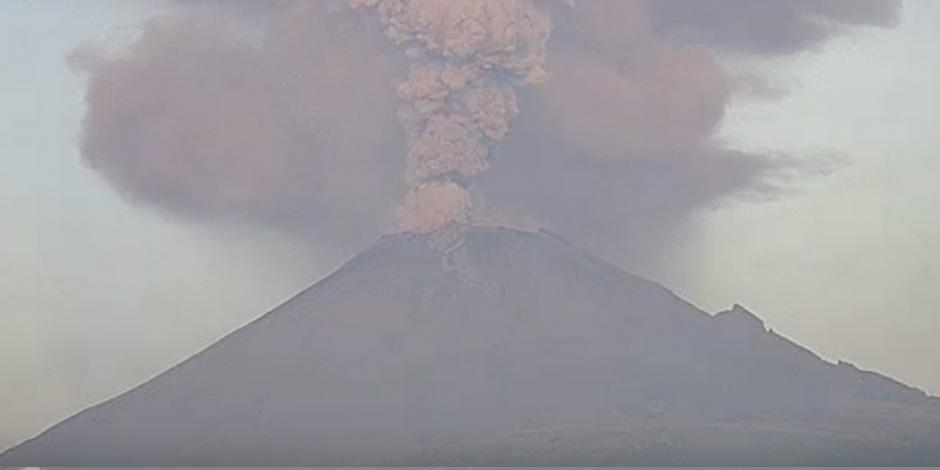Reportan explosión en volcán Popocatépetl; lanza fumarola de 5 mil metros de altura