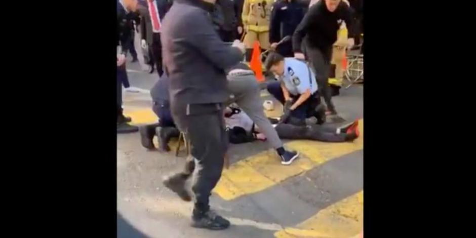 VIDEO: Valientes ciudadanos someten a atacante armado en Sidney