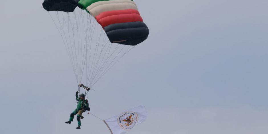 Con fracturas, pero estable, paracaidista accidentado en desfile: Semar
