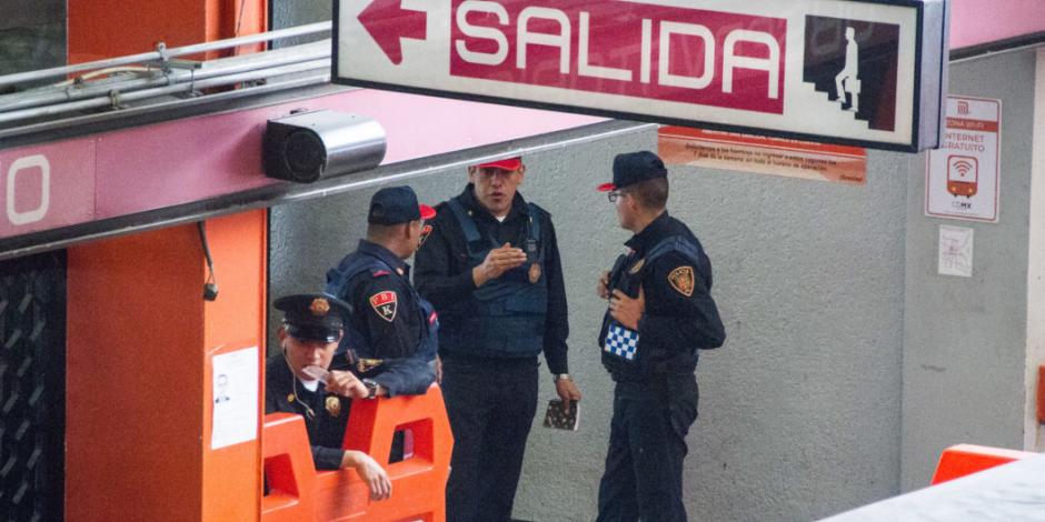 Policías detienen a hombre armado en Metro Pantitlán