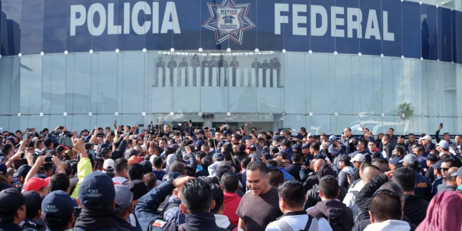 Se enfrentan federales durante protesta en centro de mando en Iztapalapa