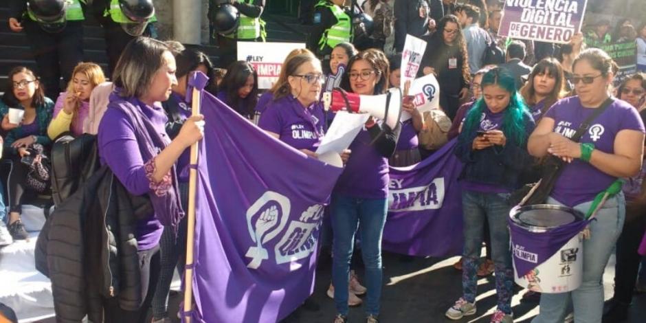 Activistas apoyan "Ley Olimpia" afuera del Congreso de la CDMX
